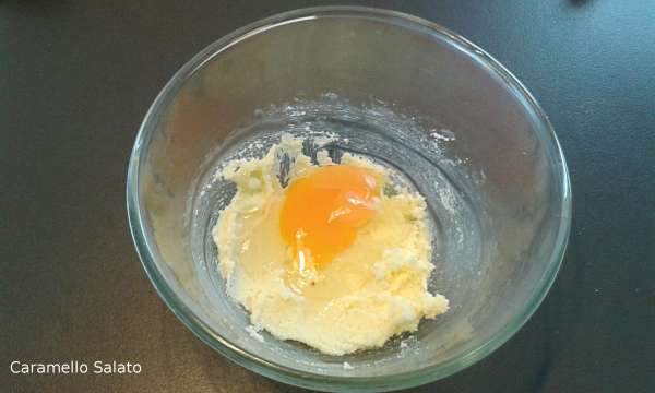 Tagliare il burro a tocchetti e montarlo a crema con lo zucchero e aggiungere le uova una alla volta
