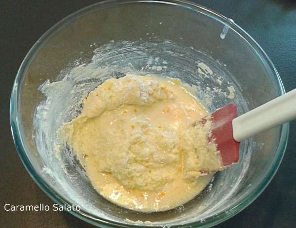 Aggiungere la farina ed il composto liquido rimanenti