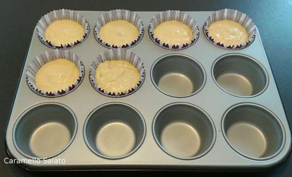 Versare l'impasto nei pirottini riempiendoli per 2/3
