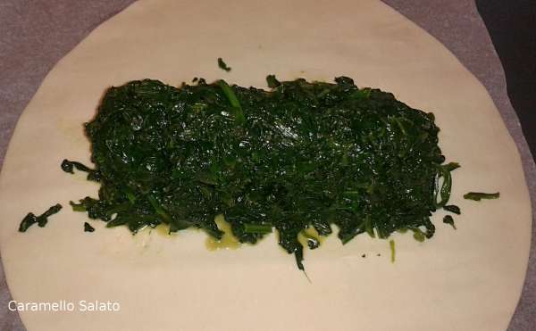 Coprire completamente il cotechino con gli spinaci e chiudere con la sfoglia