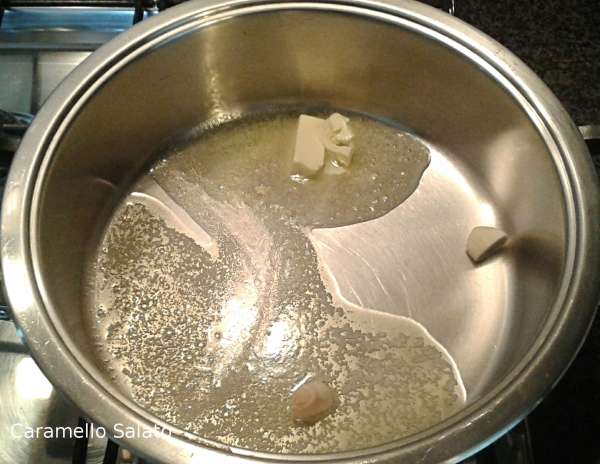 In una pentola capiente far imbiondire l'aglio nel burro