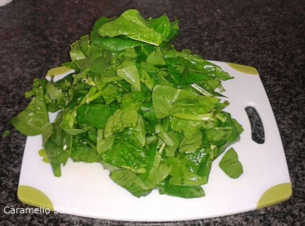 Lavare gli spinaci, sgocciolarli bene e tagliarli grossolanamente