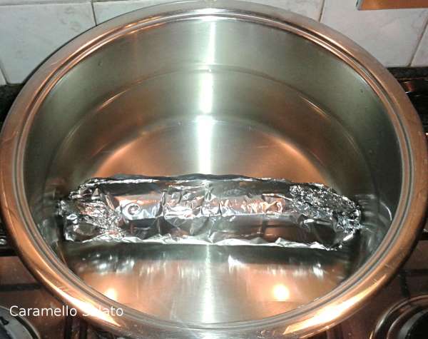 Metterlo in una pentola capiente immerso completamente in acqua, portare a bollore e far sobbollire per 1 ora e mezza