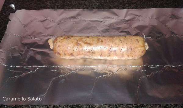 Prendere il cotechini, bucarlo con la forchetta su tutti i lati ed avvolgerlo nella stagnola