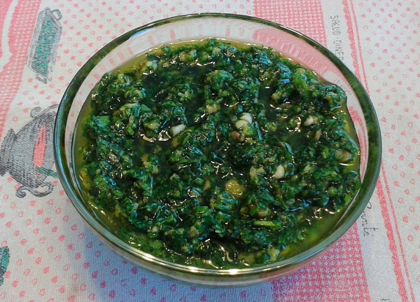 Mescolare bene tutti gli ingredienti amalgamare l'olio extravergine di oliva un po' alla volta, salare e pepare