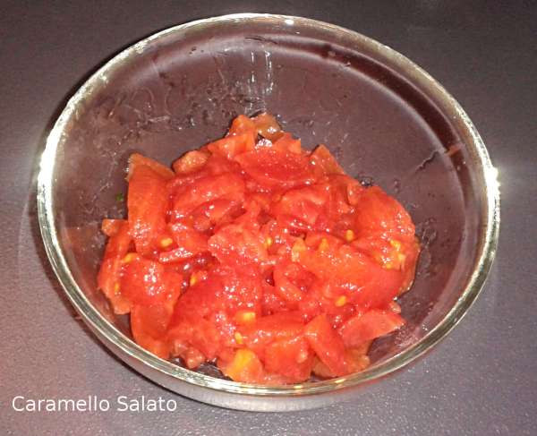 Pelarli, tagliarli a metà, eliminare i semi e tagliarli in piccoli dadini