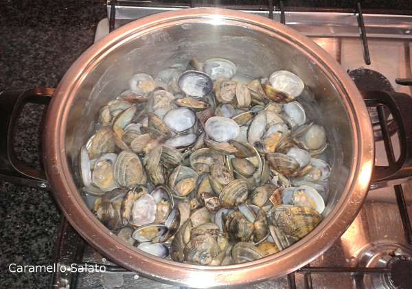 Accendere il fuoco vivace e lasciare 5 minuti che le vongole si aprano girandole di tanto in tanto (quelle che non si aprono sono da scartare)
