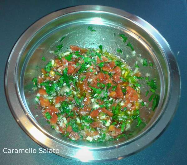 Salare, pepare e mescolare tutti gli ingredienti e mettere da parte