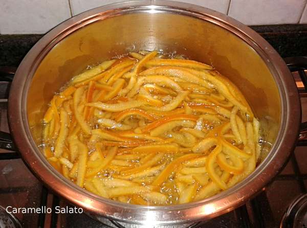 Portare a bollore e cuocere fino a che l'acqua non sarà completamente evaporata rigirando delicatamente di tanto in tanto