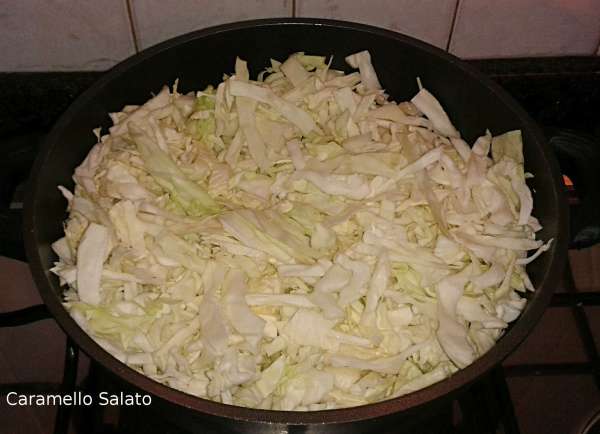 Aggiungere il cavolo cappuccio alla cipolla appassita