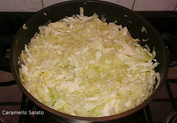 Lasciar insaporire per qualche minuto rigirandolo