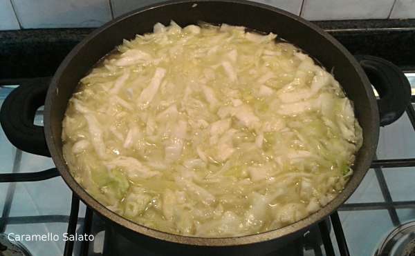 Lasciare cuocere per venti minuti dopo di che aggiungere il riso