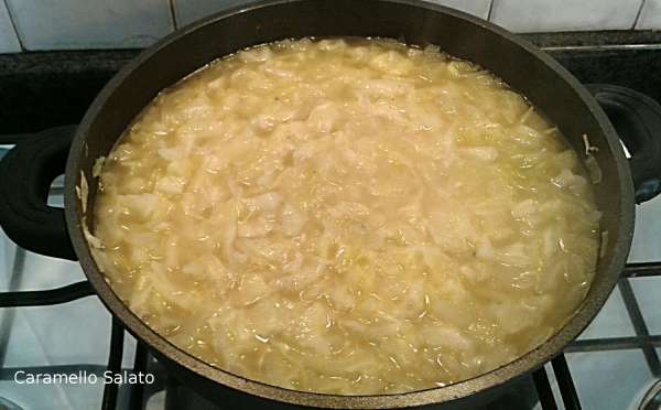 Lasciar cuocere il riso al dente, salare e pepare 