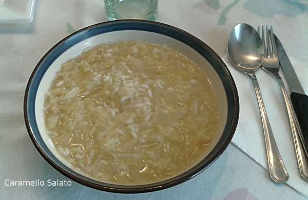 Lasciar intiepidire qualche minuto e servire la minestra di cappuccio 