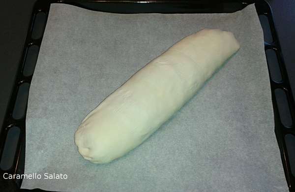 Arrotolare e sistemare sulla leccarda del forno sopra la carta forno