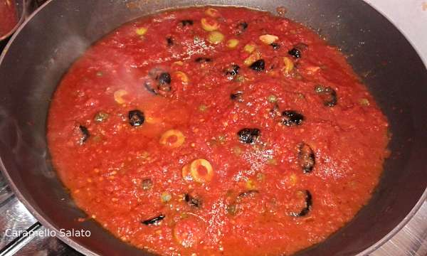 Aggiungere la passata di pomodoro, sale, pepe e lasciar rapprendere il sugo per una decina di minuti