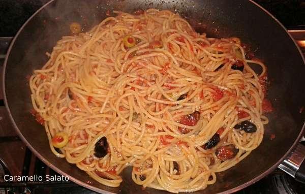 Nel frattempo cuocere la pasta al dente, quando sarà cotta versare la pasta nella pentola con il sugo e mescolare
