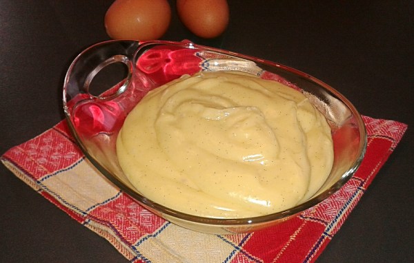 Possiamo ora dedicarci alla preparazione della crema pasticcera con la ricetta della crema pasticcera al microonde sempre di Montersino che trovate qui