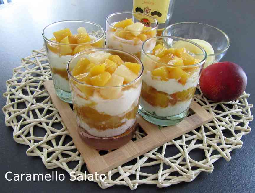 Bicchierini con pesche e&nbsp;ananas
