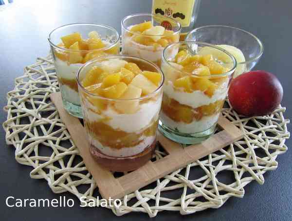 Bicchierini-con-pesche-e-ananas