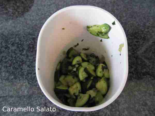 Versare le zucchine in un bicchiere e frullare con un mixer per ridurre in purea