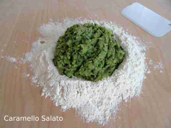 Disporre la farina sulla spianatoia e mettere al centro la purea di zucchine iniziando ad incorporare la farina un po' alla volta