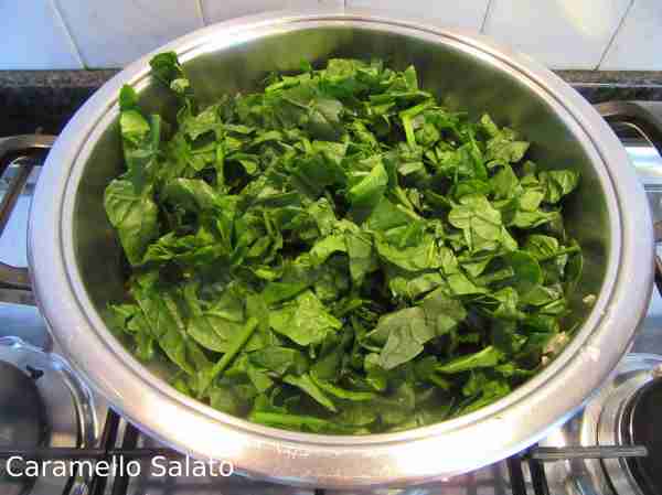 Aggiungere gli spinaci al soffritto e la pancetta e cuocere rigirando per 6-7 minuti