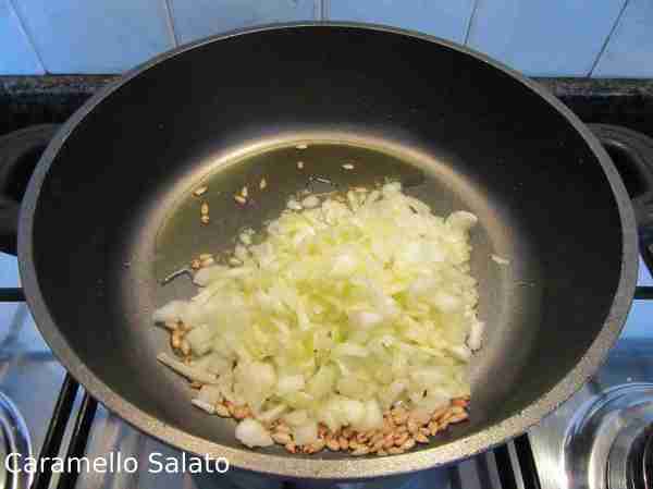 Aggiungere la cipolla tagliata finemente e mescolare