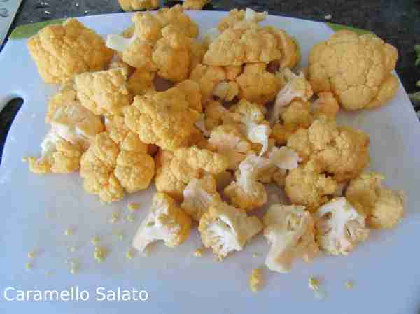 Lavare il cavolfiore e tagliare tutte le cimette