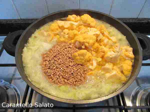 Aggiungere il cavolfiore ed il farro e cuocere per una ventina di minuti fino a quando il farro non sarà cotto