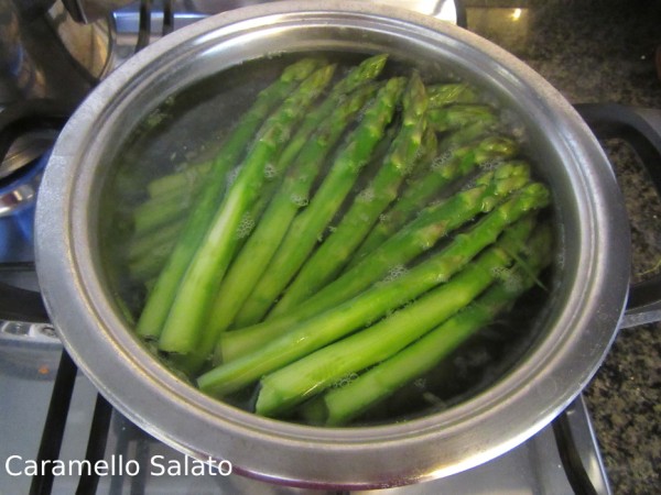 Ricetta asparagi con salsa di uova