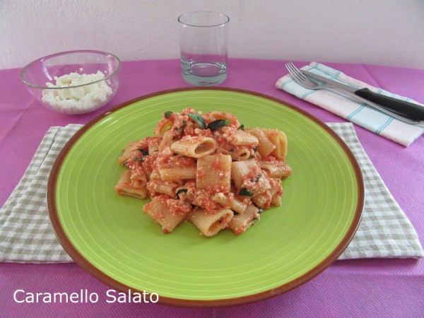 Pasta al pomodoro e ricotta ricetta