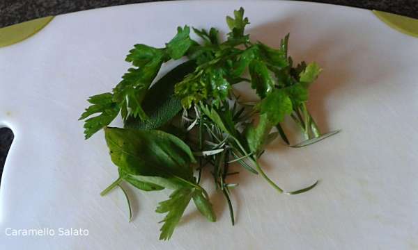 Lavare ed asciugare le erbe aromatiche