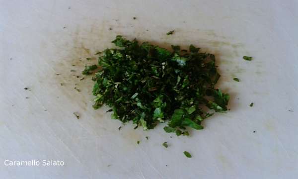 Tagliarle finemente al coltello