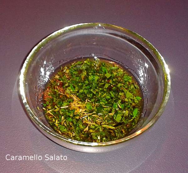 Aggiungere l'olio, mescolare con un cucchiaino e lasciare insaporire