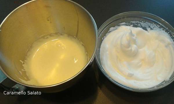 Montare i tuorli fino ad ottenere un composto chiaro e spumoso per circa 5 minuti e gli albumi a neve