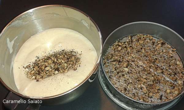 Togliere lo stampo dal freezer e stendere su tutta la base un sottile strato di torrone sbriciolato, mettere il torrone rimanente nel composto di uova e panna