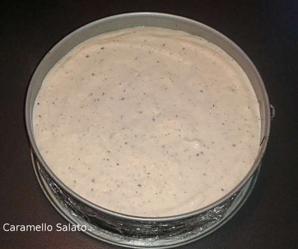 Versare il composto nella tortiera, livellare e mettere in freezer a rassodare per almeno 4 ore