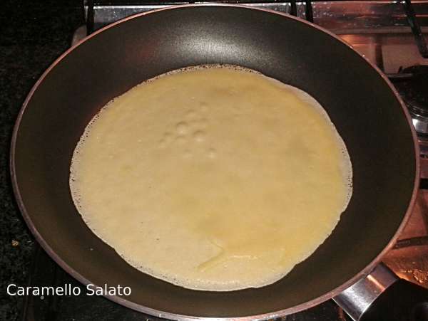 Per preparare le crespelle ai funghi e formaggio iniziamo preparando le crepes con la ricetta che si trova qui http://wp.me/p6P3OQ-v1 