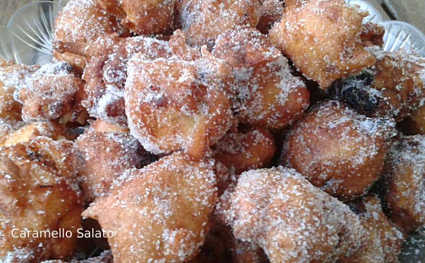 Frittelle con mele e uvetta ripiene di crema pasticcera al&nbsp;rum