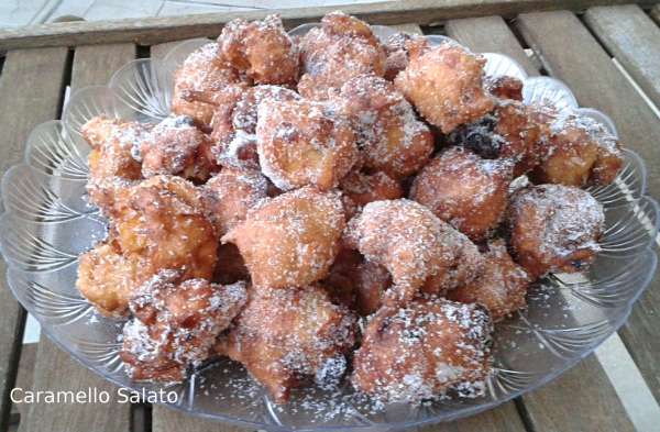frittelle-con-mele-e-uvetta-ripiene-di-crema-pasticcera-al-rum