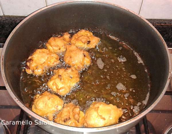 frittelle-con-mele-e-uvetta-ripiene-di-crema-pasticcera-al-rum