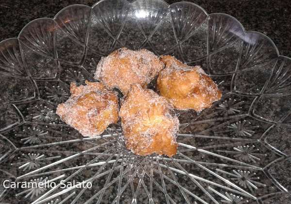 frittelle-con-mele-e-uvetta-ripiene-di-crema-pasticcera-al-rum