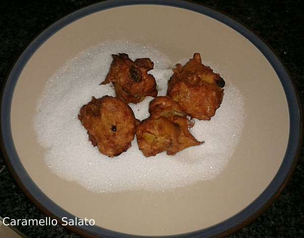 frittelle-con-mele-e-uvetta-ripiene-di-crema-pasticcera-al-rum