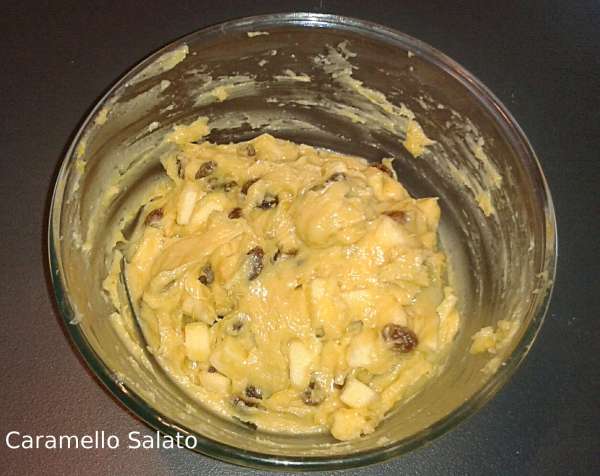 frittelle-con-mele-e-uvetta-ripiene-di-crema-pasticcera-al-rum