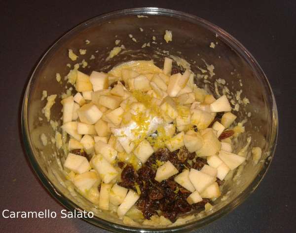 frittelle-con-mele-e-uvetta-ripiene-di-crema-pasticcera-al-rum