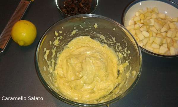 frittelle-con-mele-e-uvetta-ripiene-di-crema-pasticcera-al-rum