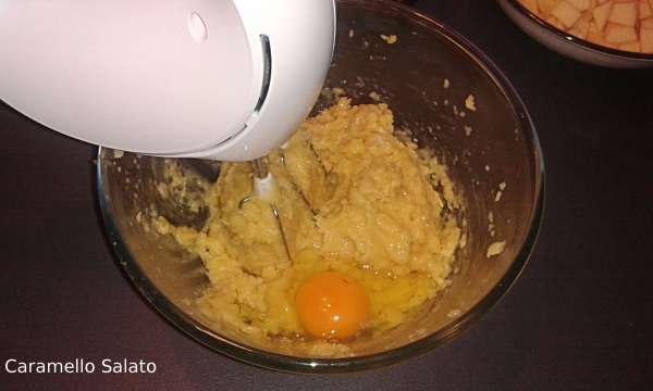 frittelle-con-mele-e-uvetta-ripiene-di-crema-pasticcera-al-rum