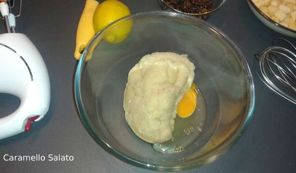 frittelle-con-mele-e-uvetta-ripiene-di-crema-pasticcera-al-rum