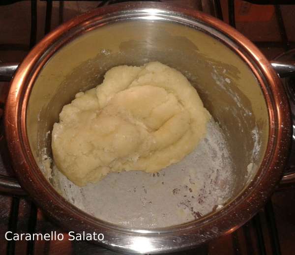 frittelle-con-mele-e-uvetta-ripiene-di-crema-pasticcera-al-rum